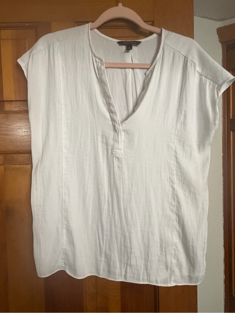 Banana Republic Cream V‑Neck Gauzy Cap Sleeve Blouse